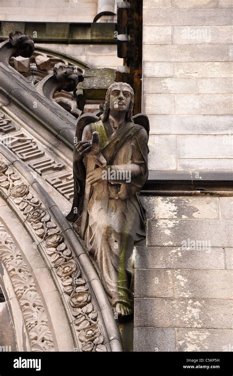 La Entrada Esculturas Friso Y Estatuas De La Catedral De San Juan El