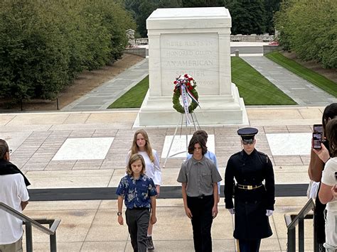 Washington Dc Expeditions Students Lay Wreath At Arlington National