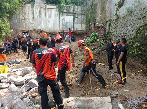 Bpbd Dan Tim Sar Gabungan Gerak Cepat Evakuasi Korban Longsor Di