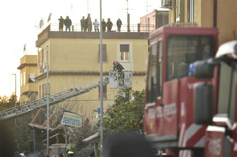 Roma Crolla Una Palazzina Di Due Piani Ad Acilia Trovate Morte Mamma