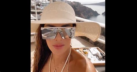Con sombrero y en bikini celebra Ninel Conde su cumpleaños