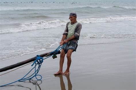 Pescadores Ecuatorianos Que Tiran En Sus Redes Fotograf A Editorial