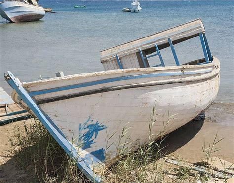 Fundo Velho Barco Abandonado Abandonado Na Praia Casco Podre