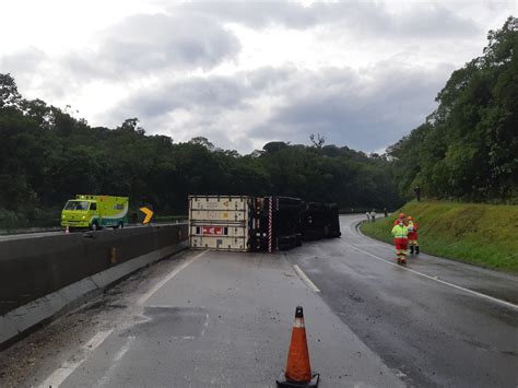 Carreta Tomba Na Br 277 E Pista Sentido Litoral Fica Interditada