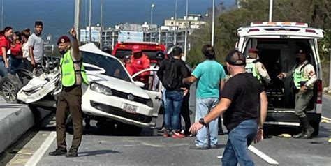 Accidente en la Caracas La Guaira dejó dos muertos y un herido