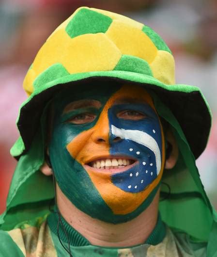 Torcida capricha e pinta o rosto as cores da bandeira na vitória