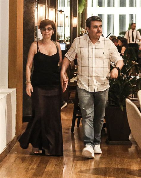 Lídia Brondi faz rara aparição ao lado do marido Cássio Gabus Mendes