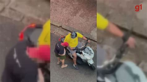 Vídeo Dupla comandava esquema de disk drogas em Santos SP Santos