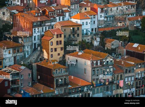 Fassaden Der Wohnh User In Der Altstadt Von Porto Portugal