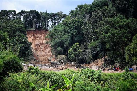 Bey Machmudin Datangi Lokasi Longsor Kampung Cipondok Warta Kencana