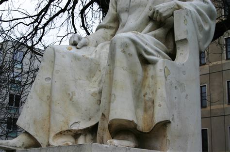 Robert Koch Denkmal Bildhauerei In Berlin