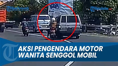 Detik Detik Pengendara Motor Wanita Terserempet Mobil Kalau Begini