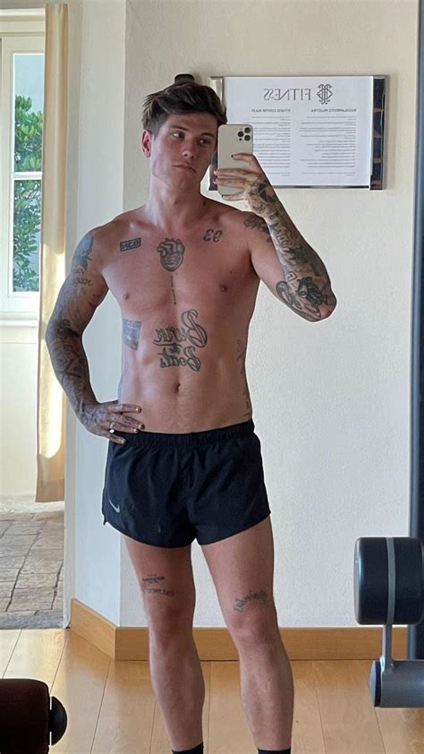 Benji Mascolo Mostra Il Fisico In Costume Bitchyx