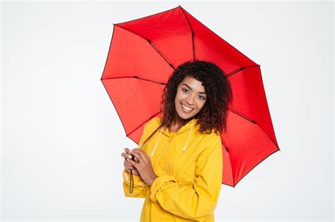 Assez Heureuse Femme Africaine En Imperméable Posant Avec Parapluie