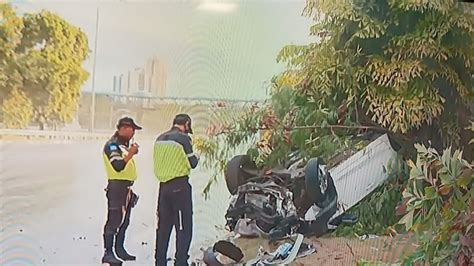 Carro fica completamente destruído após capotar na avenida Paralela