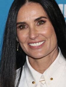 PHOTO Demi Moore à 59 ans en bikini de pin up taille haute elle craque pour la tendance