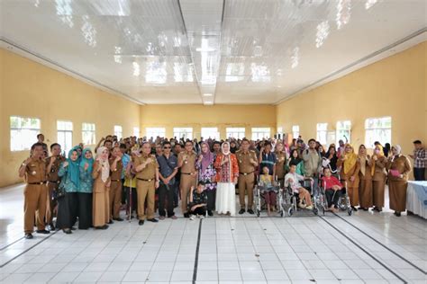 Ketua Umum Perhimpunan Komunitas Disabilitas Lampung Serahkan Bantuan