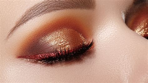 Glazed Eyeshadow Brings Holiday Party Shimmer To Your Summer Makeup