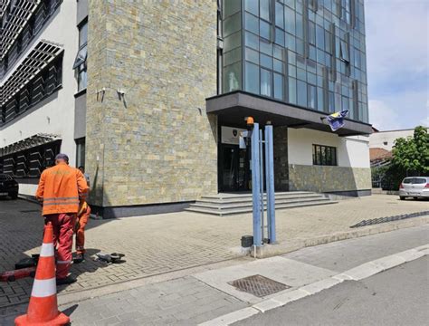 Отстранета метална ограда пред општинската зграда во Северна Митровица ...