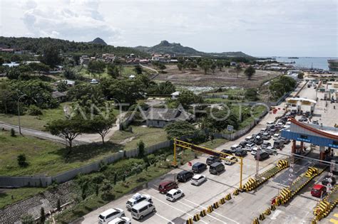 Antrean Kendaraan Di Dermaga Eksekutif Pelabuhan Bakauheni Antara Foto