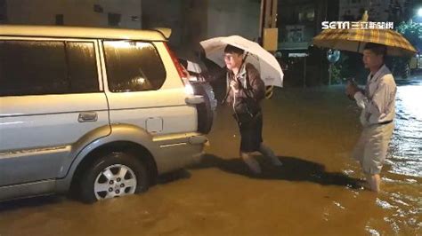 深夜暴雨 高雄仁武水淹半個輪胎高！居民擋水徹夜難眠 生活 三立新聞網 Setn