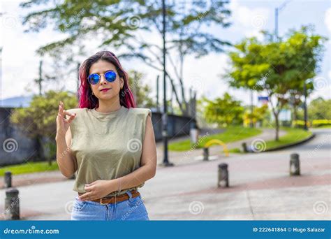 Junge Latina Frau Stehend Mit Einer Festen Ok Geste Stockfoto Bild Von Ausdruck Zustimmung