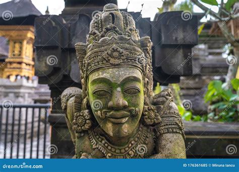 Statua Tradizionale Balinese Di Un Uomo Mitologico Con Museo Immagine