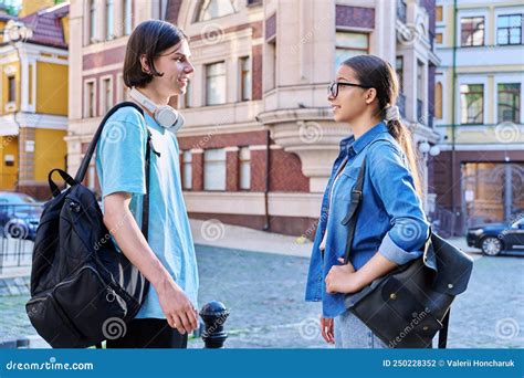 Adolescentes Amigos Homens E Mulheres Conversando Na Rua Da Cidade Foto