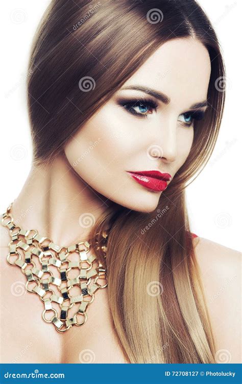 Mujer Elegante Hermosa Con Maquillaje Brillante Y Ojos Azules