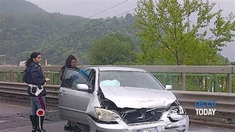 Auto Contro Guard Rail Traffico In Tilt Sulla Superstrada 36