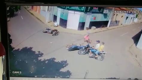 Jovem Que Empinava Moto Provoca Acidente No Centro De Esperantina YouTube