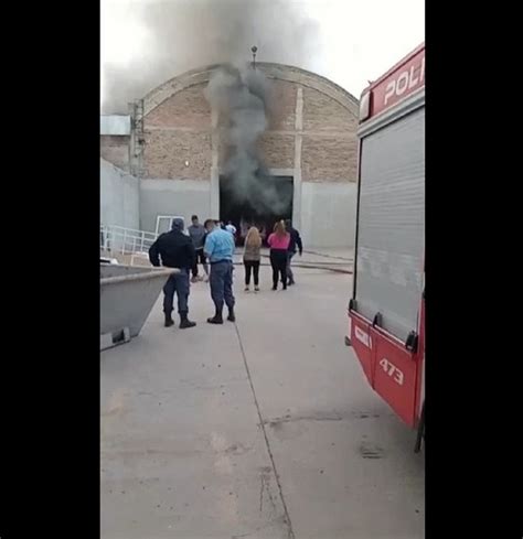 Video Se incendió una camioneta dentro de un galpón en el oeste de