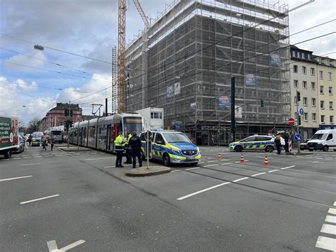 Düsseldorf Fußgängerin bei Unfall mit Stadtbahn schwer verletzt