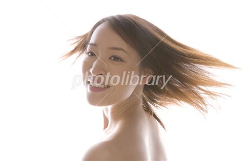 振り返る女性 写真素材 686947 フォトライブラリー Photolibrary