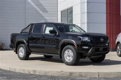 Nissan Frontier Sv Crew Cab Display Nissan Offers The Frontier In S