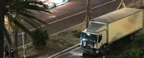 Strage A Nizza Camion E Spari Sulla Folla Il Tir A Zigzag Per