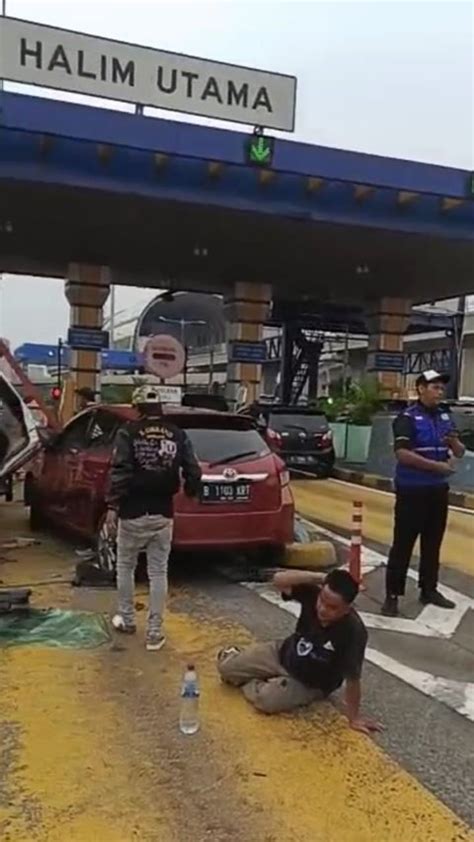 Truk Ugal Ugalan Di Tol Halim Sebabkan Kecelakaan Beruntun