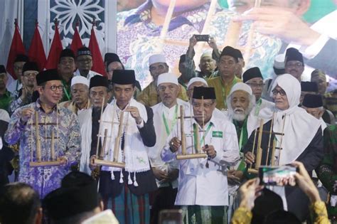 Jokowi Sarungan Hadiri Pembukaan Musyawarah Nasional Alim Ulama