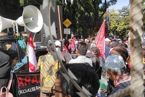 Massa Pendukung Hasil Pemilu Padati Depan Gedung Kpu Antara News