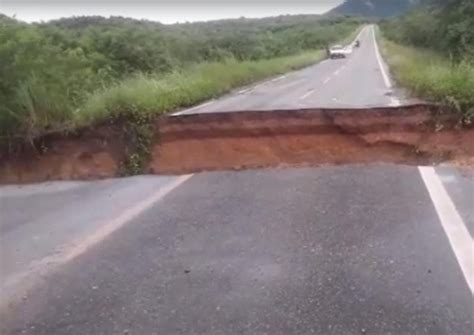 Fortes Chuvas Abrem Cratera Em Rodovia Morador Registra T