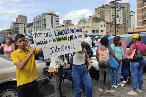 Grupo de representantes protesta contra pénsum educativo que incluye la