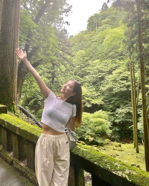 上原歩さんのインスタグラム写真 上原歩instagram「🌳🌳🌳🦎🐛🪲💚 わりと多めの自然が必要です。 深呼吸を感じる 海もいいし山も