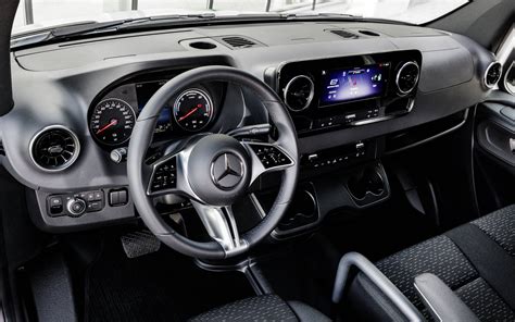 Mercedes Benz eSprinter 2024 le fourgon passe aux électrons 2 11