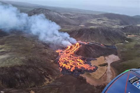 Un volcán entra en erupción cerca de la capital de Islandia