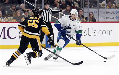 Elias Pettersson's 2nd goal of game lifts Canucks over Pens | Reuters