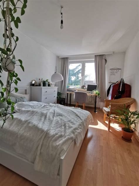 Sch Nes Qm Zimmer In Netter Er Wg Mit Wohnzimmer Und Balkon Wg