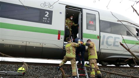 Bahn Ice Mit 200 Menschen Bei Siegburg Evakuiert Oberleitung War