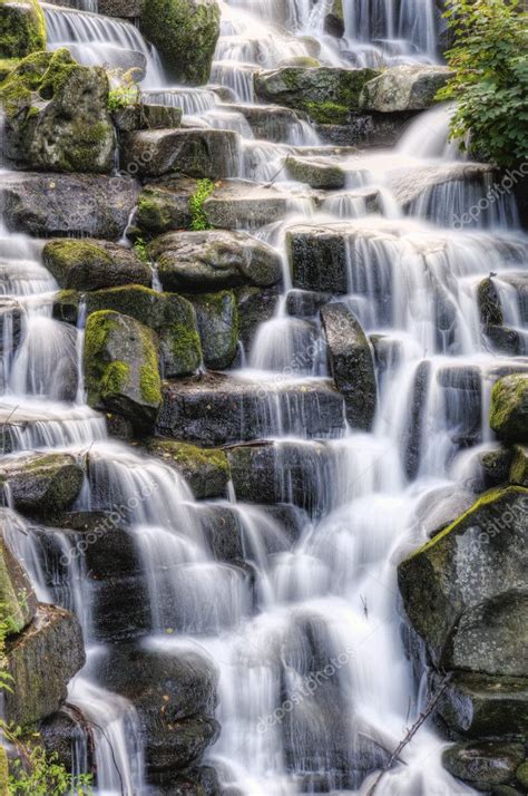 Hermosa Cascada Cascadas Sobre Las Rocas En El Paisaje De Bosque