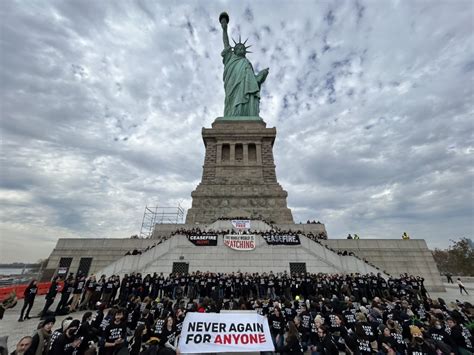 Activistas judíos coparon la Estatua de la Libertad para pedir un cese