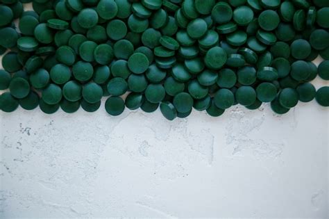 Pastillas De Espirulina Verde Sobre Un Fondo Blanco Foto Premium